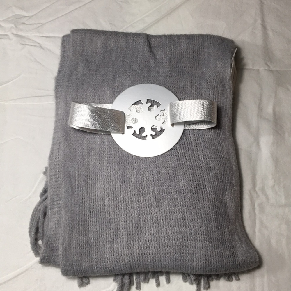 Women’s grey scarf and gloves